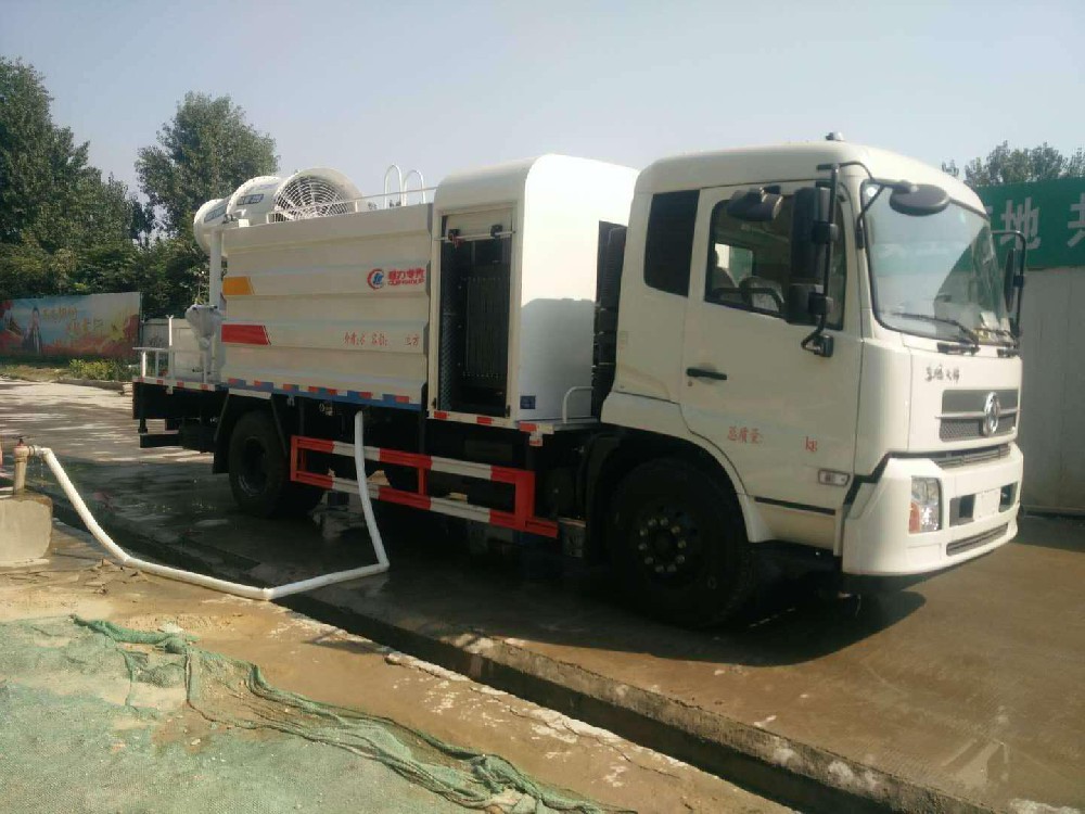 東風(fēng)天錦霧炮車(chē)為鄭州三建工程噴霧降塵服務(wù)