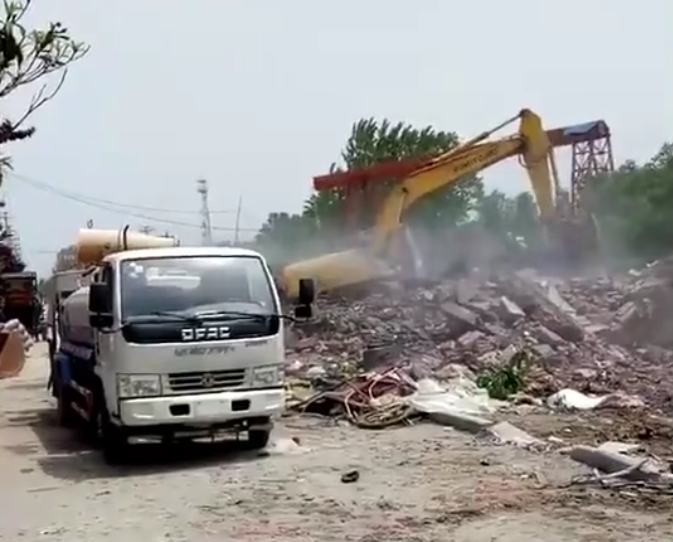拆遷工地使用霧炮車(chē)降塵減霾 效果理想