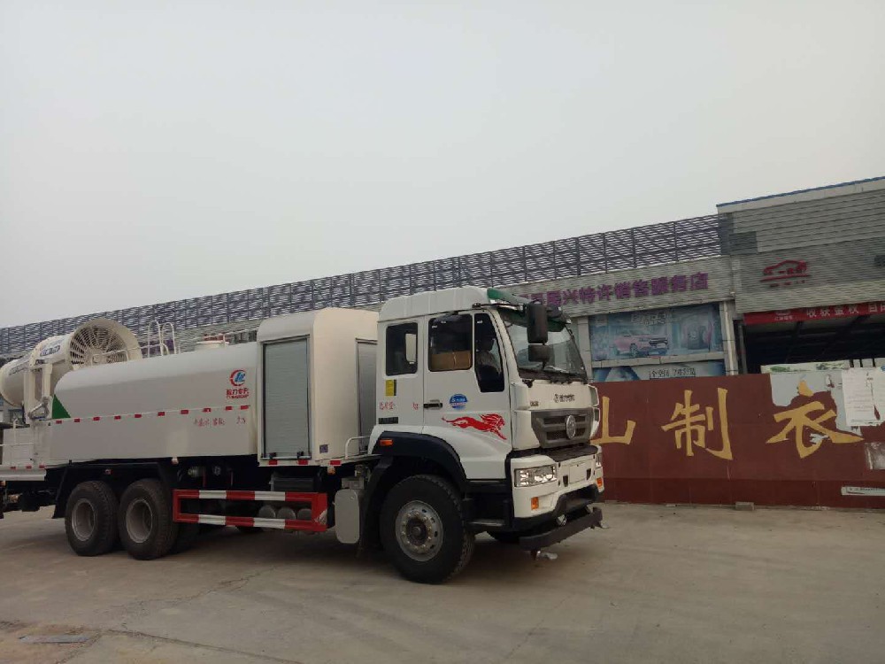 兩臺(tái)重汽后雙橋抑塵車(chē)助力安徽市政工程除塵降霾