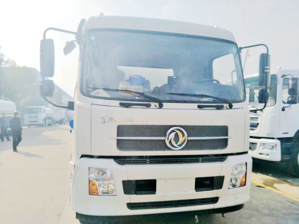 東風(fēng)天錦鐵路專用抑塵灑車