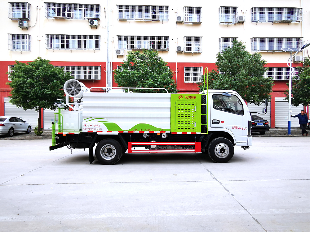 東風(fēng)小多利卡霧炮車(國六4.5立方/30-40米霧炮)