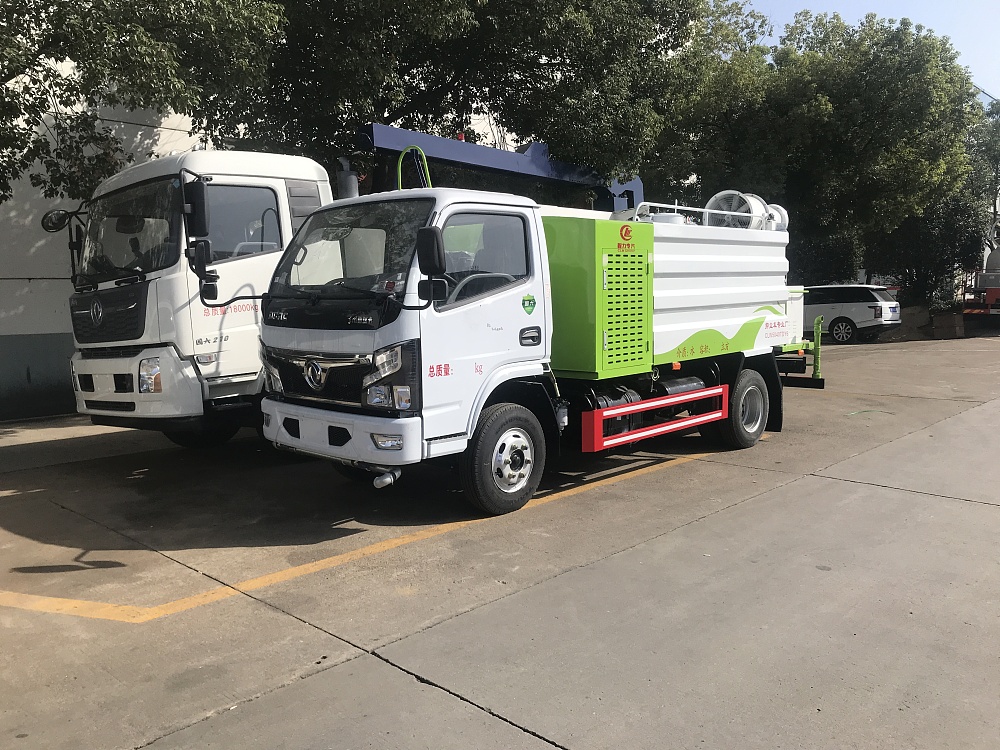 東風(fēng)小多利卡霧炮車(國六4.5立方/30-40米霧炮)