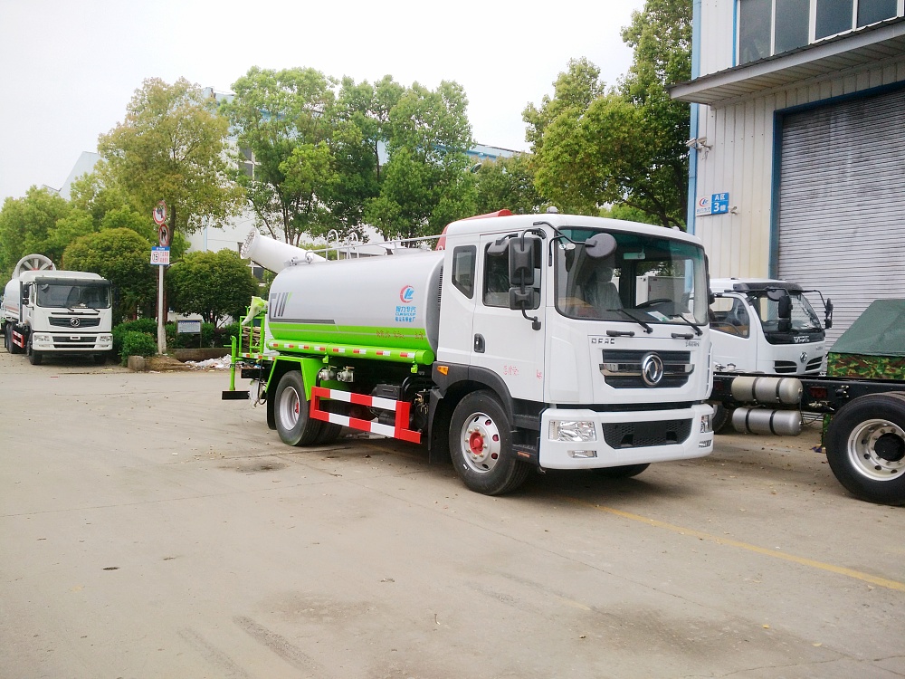 東風多利卡D9灑水霧炮車(國六14立方/30-40米霧炮)