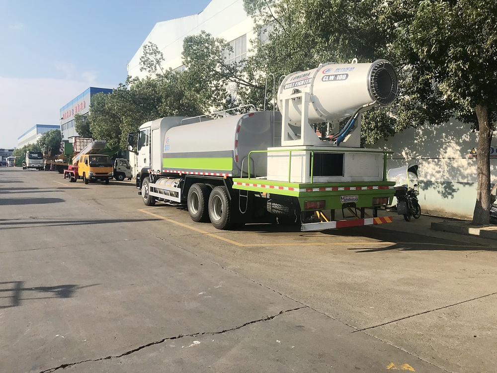 重汽汕德卡后雙橋霧炮車(國(guó)六16立方/50-120米霧炮)