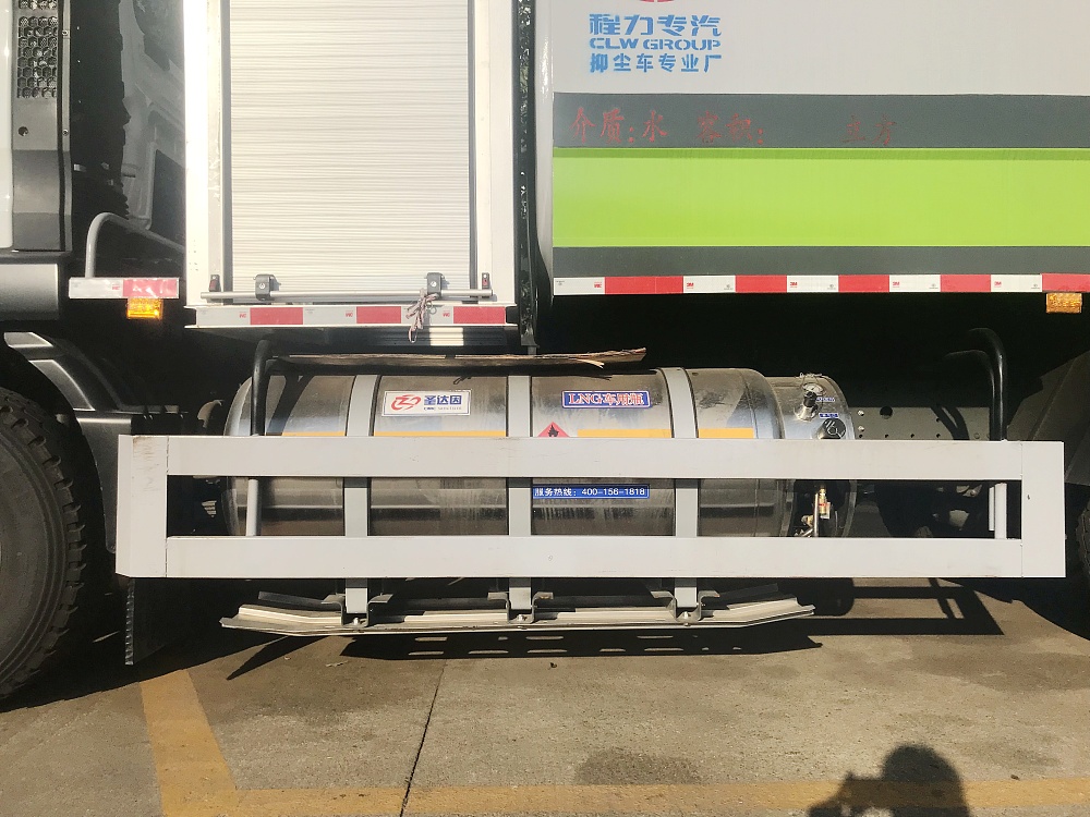重汽汕德卡后雙橋霧炮車(國(guó)六16立方/50-120米霧炮)