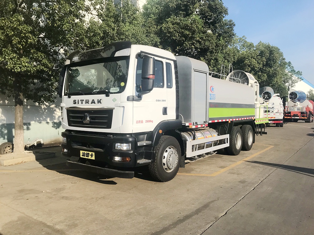 重汽汕德卡后雙橋霧炮車(國(guó)六16立方/50-120米霧炮)