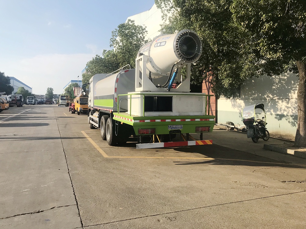 重汽汕德卡后雙橋霧炮車(國(guó)六16立方/50-120米霧炮)