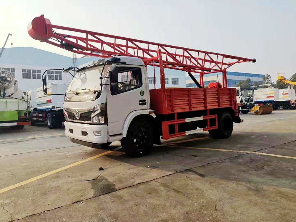 東風(fēng)福瑞卡鉆機(jī)車(chē)